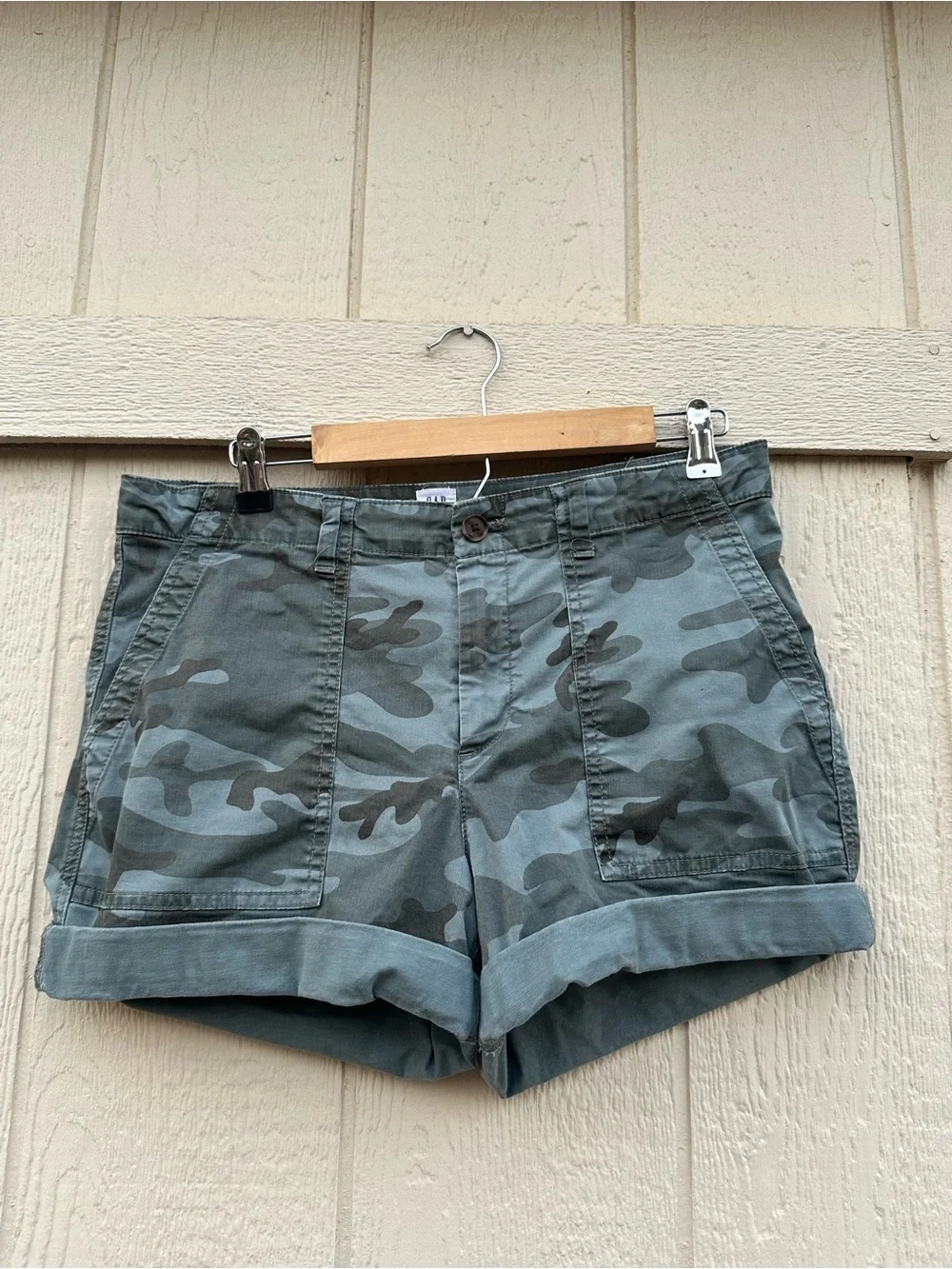 GAP Women's Green Camo Roll‑Cuff Utility Shorts